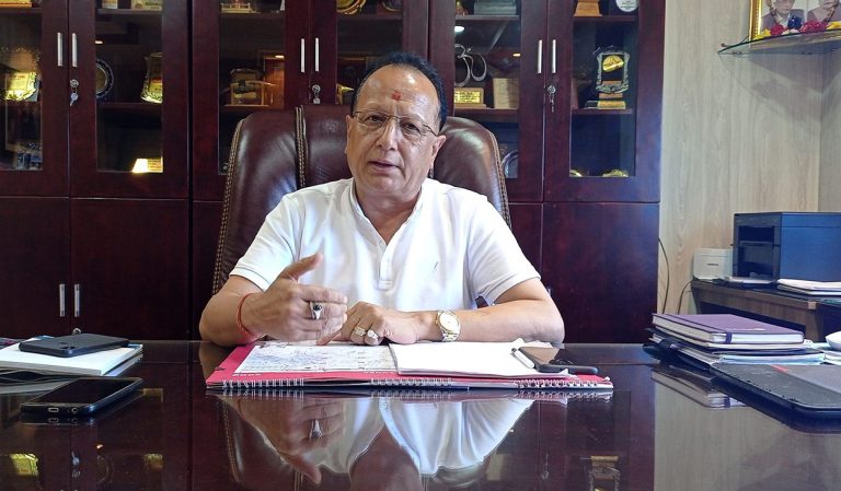 राहत कोषमा उद्योग वाणिज्य संघ कोशीका अध्यक्षको ११ लाख सहयाेग