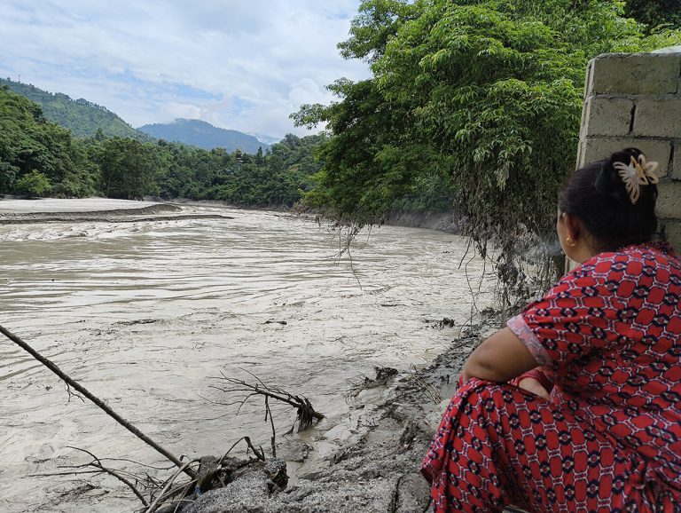त्रसित छन् राजमार्गका स्थानीय, कृष्णभिरको पहिरोले झनै थप्यो (तस्वीरहरू)