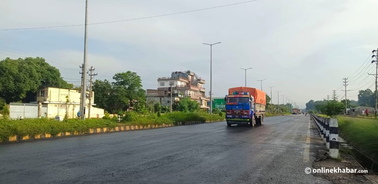 सिमराको जनजीवन सामान्य बन्दै, वीरगञ्ज-पथलैया सडकमा गुड्न थाले गाडी