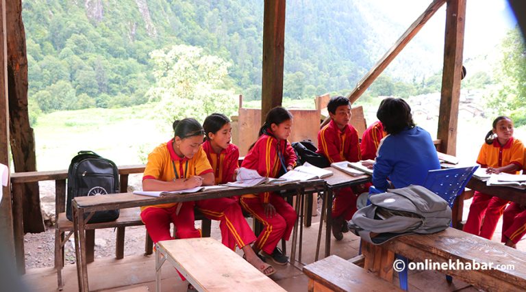 बाढीले विद्यालय भत्कायो, विद्यार्थी चौरमा पुगे