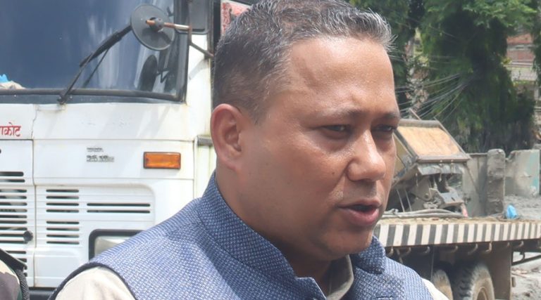 केरुङमा रोकिएका नेपालीलाई वैकल्पिक मार्गबाट नेपाल ल्याउँछौं : परराष्ट्रमन्त्री खनाल