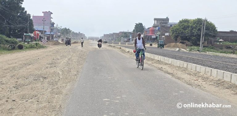 सिरहाको गोलबजारमा दुई घण्टाका लागि कर्फ्यू खुकुलो बनाइयो