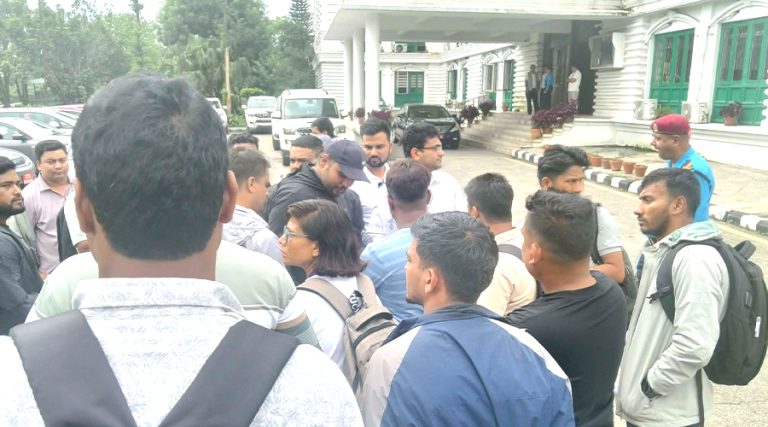 जलस्रोत तथा सिँचाइ विभागका दरबन्दी कटौतीमा परेका सब-इन्जिनियर आन्दोलित
