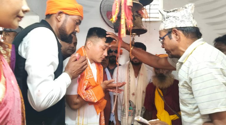 टुटेश्वरनाथ महादेव मन्दिरमा गृहमन्त्रीको विशेष पूजा