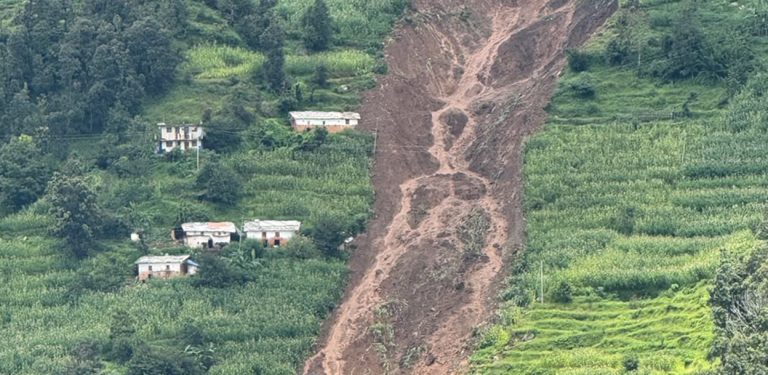 रातापानीमा निरन्तर पहिरो