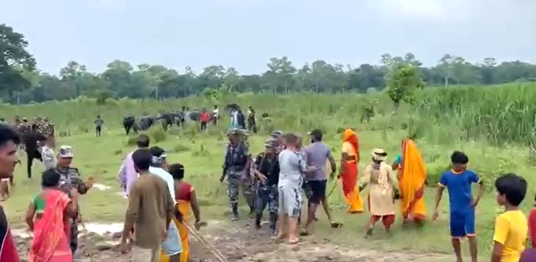 सुस्तामा नेपाली भूमि पसेर भारतीय एसएसबीले अस्थायी बाँध भत्कायो, स्थानीयसँग विवाद