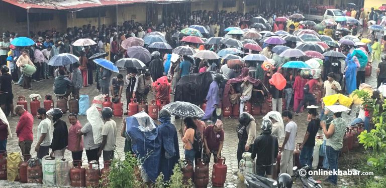 झरीमा रुझ्दै ग्याँस लिने लाइनमा उपभोक्ता (तस्वीरहरू)