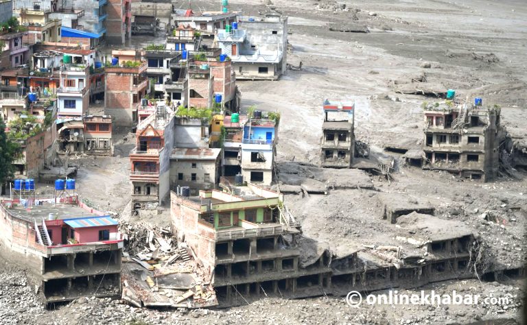 रसुवा बाढीका कारण ८ बैंकका २६ कर्मचारी सम्पर्कविहीन 