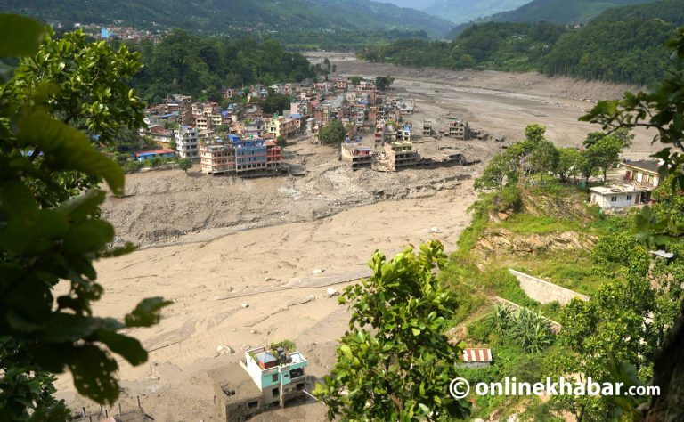 नुवाकोटको बाढी प्रभावित क्षेत्रमा विद्युत् आपूर्ति सुरु