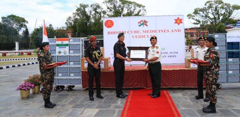 भारतीय सेना प्रमुखले गरे नेपाली सेनालाई स्वास्थ्य सामाग्री हस्तान्तरण