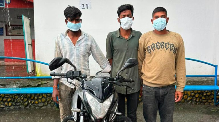 चोरीका मोटरसाइकलसहित १४ जना पक्राउ