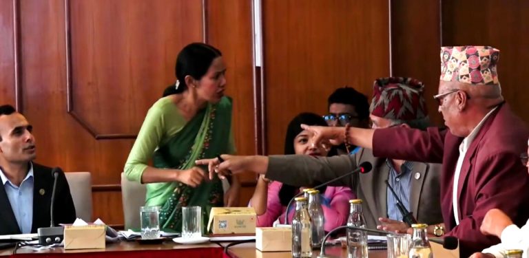 बञ्चरेडाँडाको फोहोर व्यवस्थापन छलफल : मेयरहरूसँग आशिकाको चर्काचर्की (भिडियो)