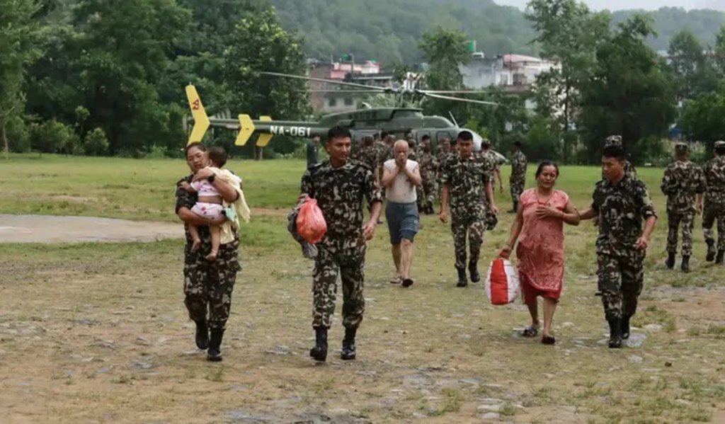 टिमुरे क्षेत्रबाट १२५ जनाको हेलिकप्टरबा उद्धार