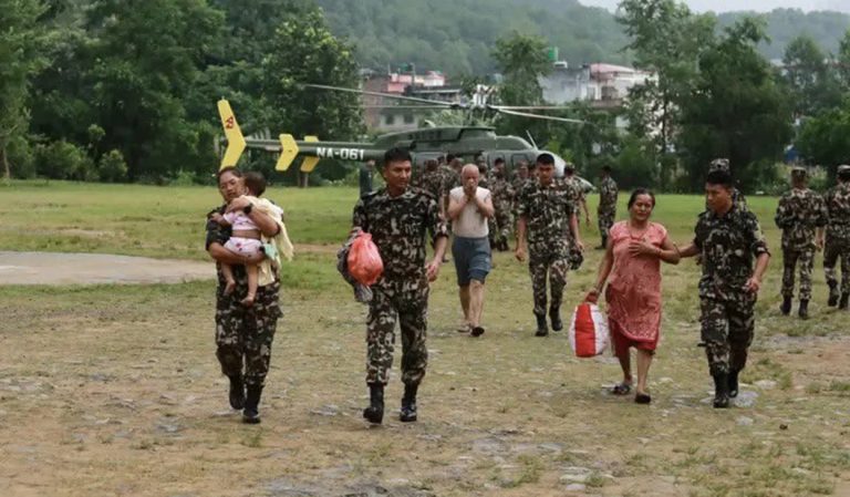 टिमुरे क्षेत्रबाट १२५ जनाको हेलिकप्टरबा उद्धार