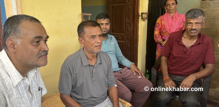 बद्रीप्रसाद बसबाट हामफालेर आफू बाँचे, श्रीमती, आफन्त र छिमेकीलाई बगायो
