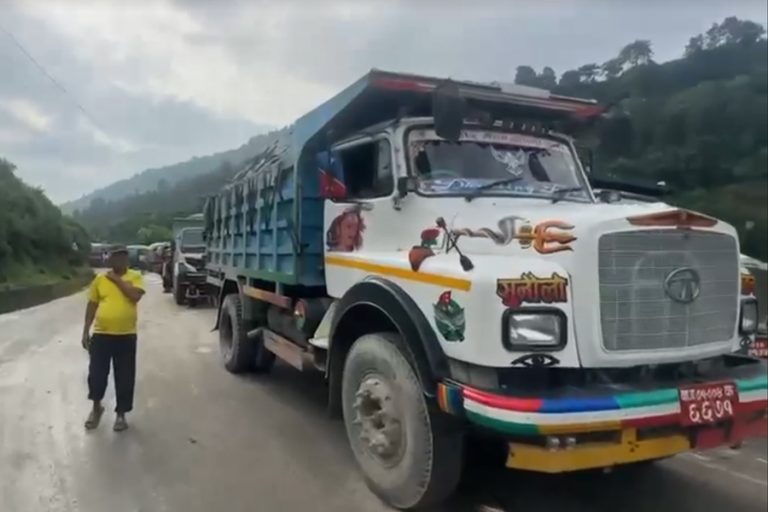 बञ्चरेडाँडाका स्थानीय आन्दोलित : फोहोरका गाडी एक घण्टा रोकिए, माग पूरा गर्न अल्टिमेटम