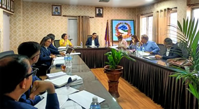 अनसनरत नर्स ज्योति रानाभाटका प्रतिनिधिसँग स्वास्थ्य मन्त्रालयमा वार्ता हुँदै