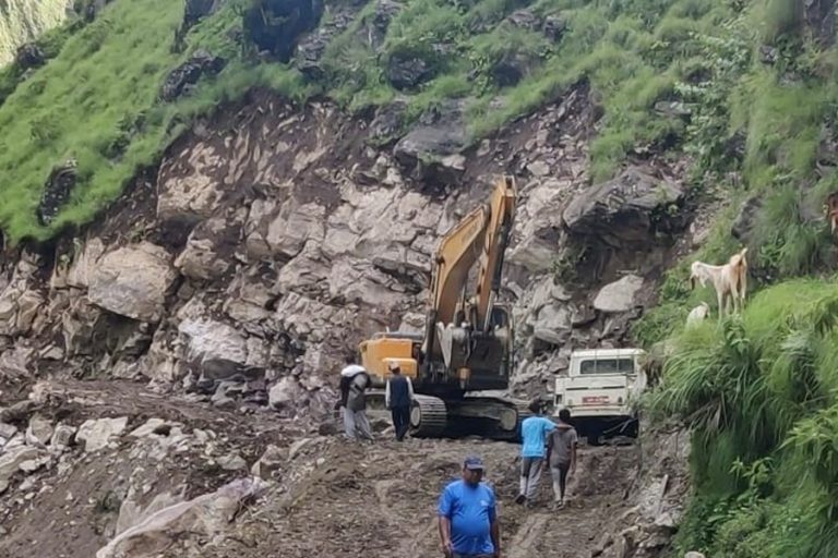 एक सातादेखि भेरी करिडोर अवरुद्ध : डोल्पामा छैन ग्याँस र पेट्रोलियम पदार्थ