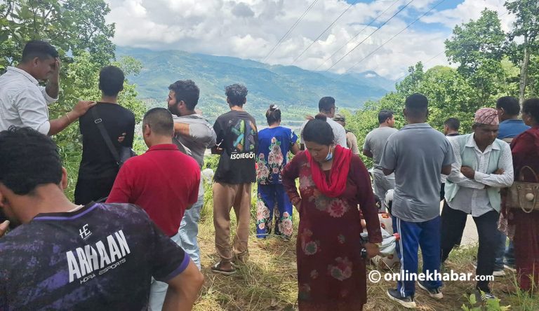 भोटेकोशीमा बाढीको बहाव बढ्ने सूचना पाएपछि सुरक्षित स्थानतर्फ लाग्दै नागरिकहरू (तस्वीरहरू)