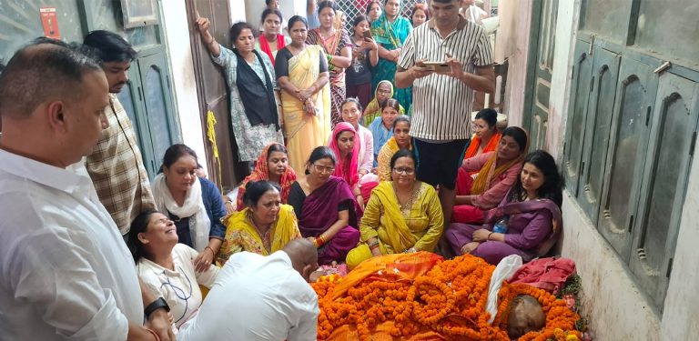 साहित्यकार राजेन्द्र विमललाई पर्यटन मन्त्रीले निवासमै पुगेर दिए श्रद्धाञ्जली