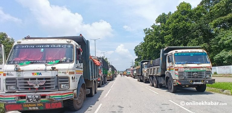 गरिमा हत्या प्रकरण : चौथो दिन पनि वीरगञ्ज–पथलैया सडक ठप्प