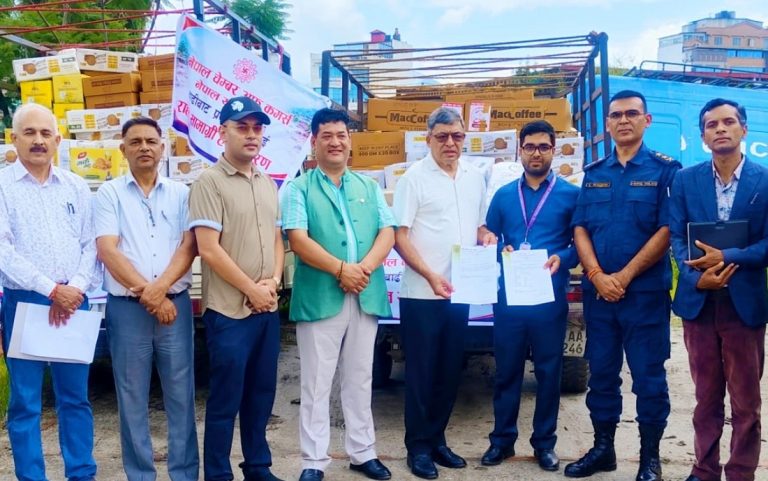 विपद्‌मा चेम्बरको सहयोग : बाढी प्रभावितका लागि राहत सामग्री सरकारलाई हस्तान्तरण