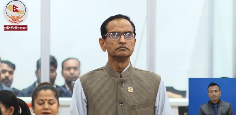 ढल्केवरमा ट्रमा सेन्टर माग गर्दै संसद्‌मा दिनभर उभिने सांसद चन्द्र मोहनको अडान