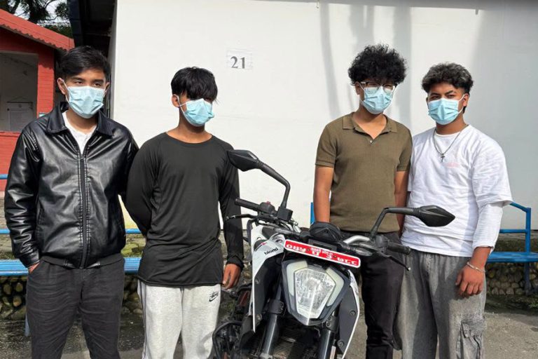 बुलेट र डुक मोटरसाइकल चोर्ने ६ युवक पक्राउ