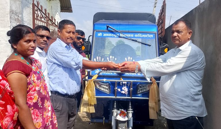 विद्यार्थी बोक्न विद्यालयलाई सिटी रिक्सा