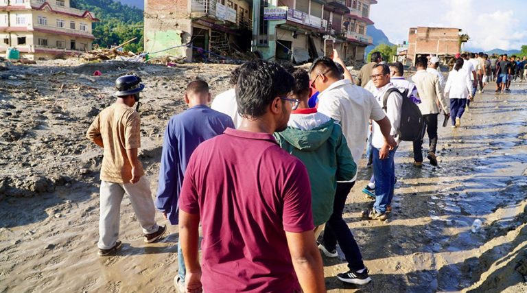 आन्दोलन स्थगित गरेर बाढी प्रभावित क्षेत्रमा कमन जेनजी