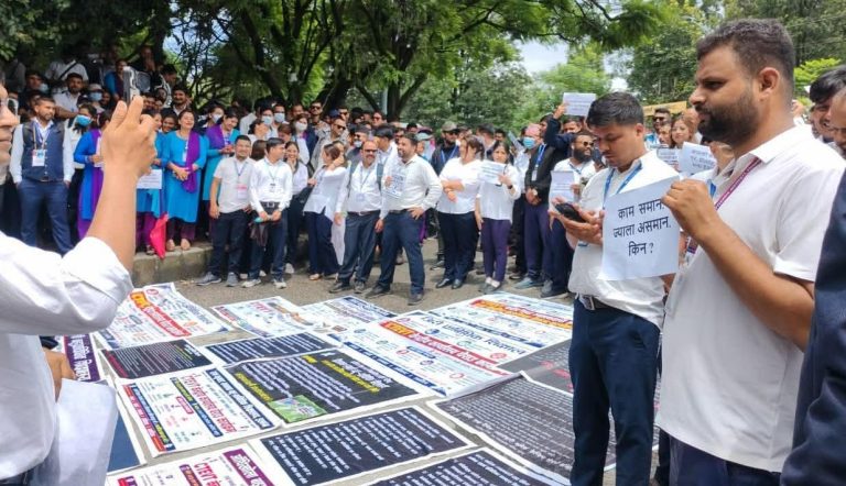 करार र ज्यालदारी कर्मचारीद्वारा सीटीईभीटीको केन्द्रीय कार्यालय घेराउ