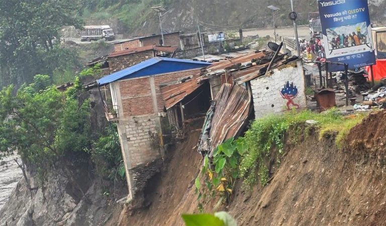धादिङको चिरौदीमा बाढीले ४ घरमा क्षति