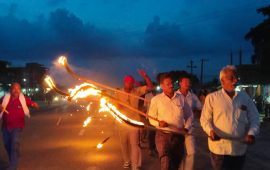 प्रस्तावित ट्रमा सेन्टर अन्यत्र सार्न लागिएको भन्दै ढल्केवरमा मसाल जुलुस