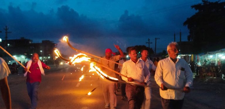 प्रस्तावित ट्रमा सेन्टर अन्यत्र सार्न लागिएको भन्दै ढल्केवरमा मसाल जुलुस