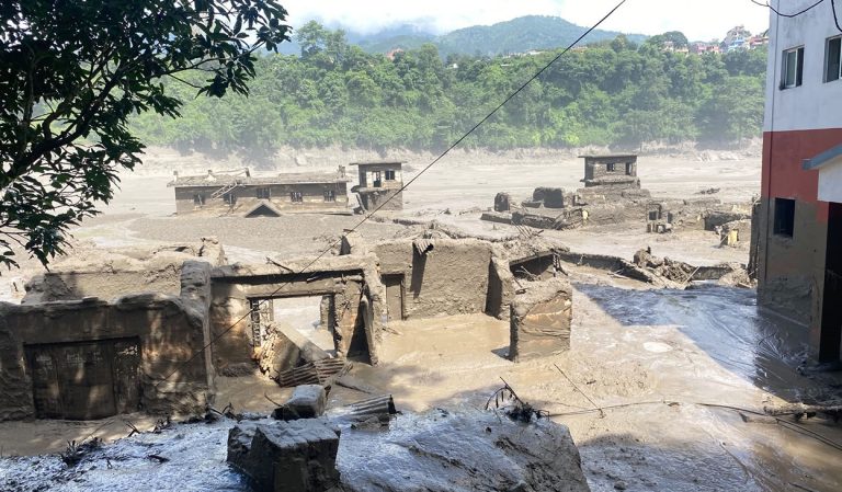 रसुवा बाढीका पीडितलाई स्वास्थ्य तथा राहत सामग्री पठाउँदै डब्ल्यूएचओ
