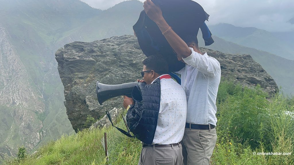 डोल्पाका किसानलाई कृषि कार्यक्रमबारे सूचना दिन घरदैलोमै कर्मचारी