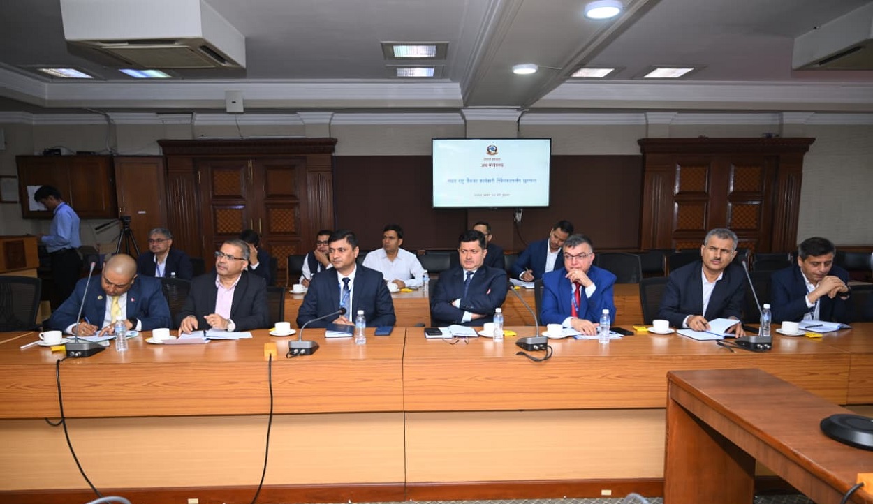 राष्ट्र बैंककै कार्यकारी निर्देशकहरूले अर्थमन्त्रीलाई भने : लगानीको वातावरण छैन
