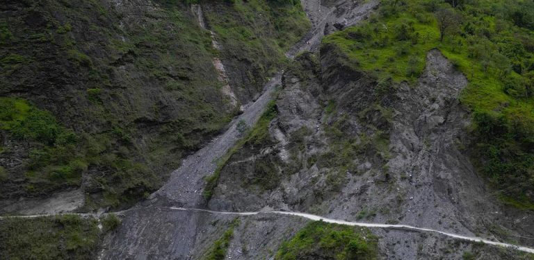 फापरखेत पहिरोको विकल्पमा पक्की मोटरेबल पुल