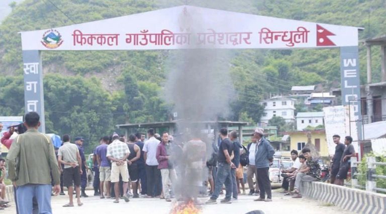 सुनकोशी नदीमा कार खसेको घटनाको विषयलाई लिएर पीडित पक्षले गरे मध्यपहाडी लोकमार्ग अवरुद्ध