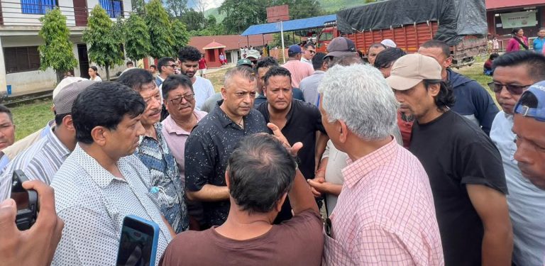 बाढी प्रभावित क्षेत्रमा सभापति थापा, उद्धारमा ढिलाइ भएको स्थानीयको गुनासो