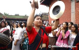 भक्तपुरमा गाईजात्राको रौनक (तस्वीरहरू)