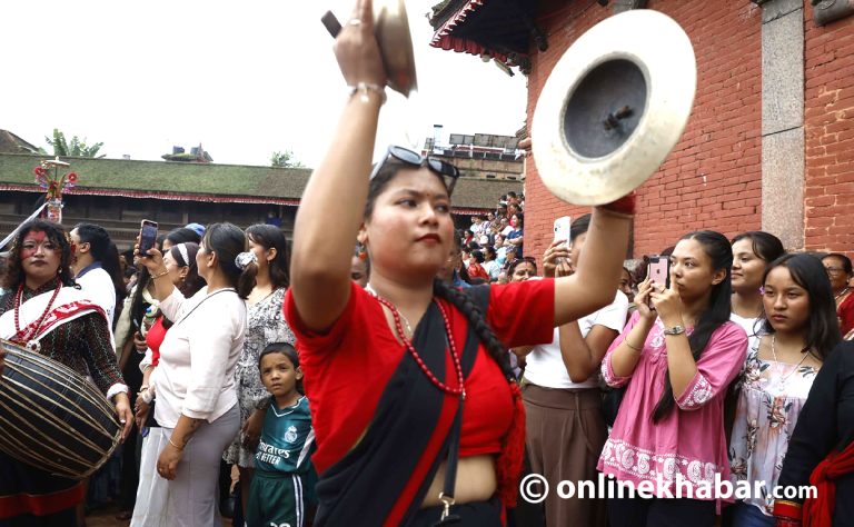 भक्तपुरमा गाईजात्राको रौनक (तस्वीरहरू)