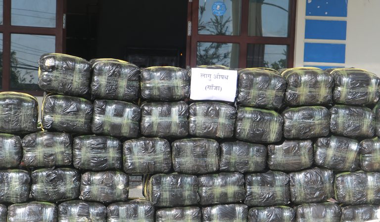 धनकुटामा ट्रकबाट ६४७ केजी गाँजा बरामद, २ जना पक्राउ