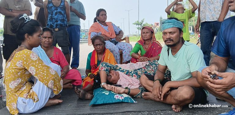 गरिमाको हत्याविरुद्ध सडक धर्नामा आमा-बुबा, परिवारले मानेन प्रशासनको सहमति