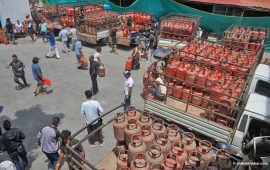 आयल निगमले काठमाडौंमा यसरी बेचिरहेको छ ग्याँस (तस्वीरहरू)