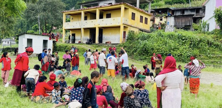 जाजरकोटको बाढीपहिरो प्रभावित शिविरमा सुत्केरी र बालबालिकालाई सास्ती
