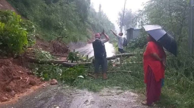 जाजरकोटमा ठाउँ-ठाउँमा पहिरो, सडक अवरुद्ध
