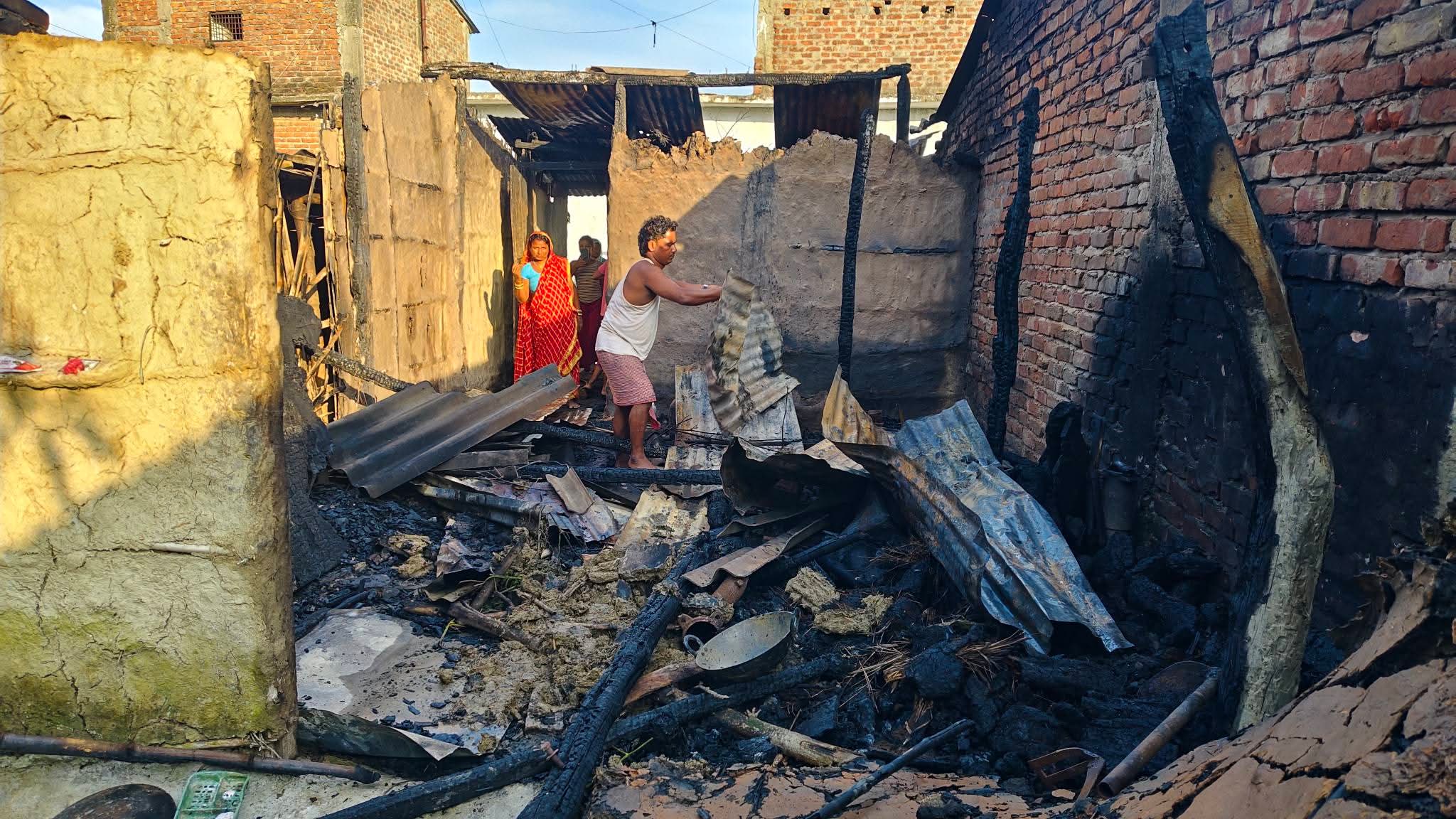 सिरहाको कल्याणपुरमा आगलागी हुँदा करिब ५ लाखको क्षति