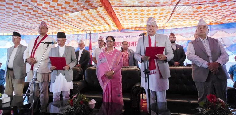 बागमतीका मुख्यमन्त्री थापाले लिए शपथ