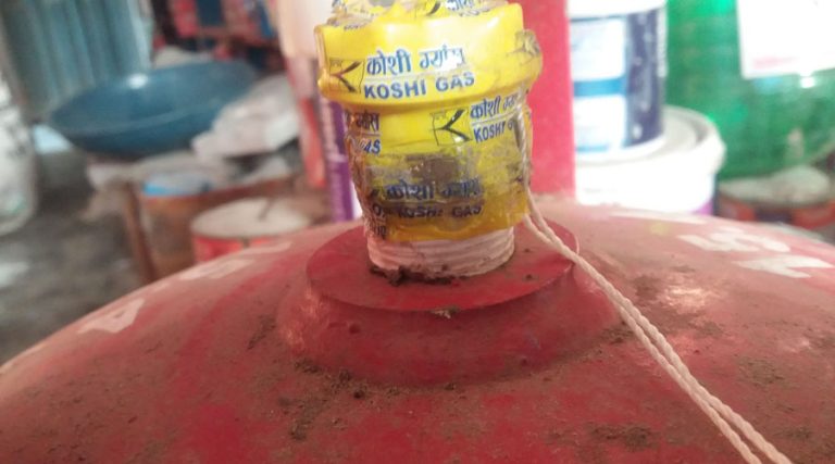 ग्यासको अभावमा ठगी : भरिएको सिलिण्डरमा तौल पुगेन, खालीमा बढी 